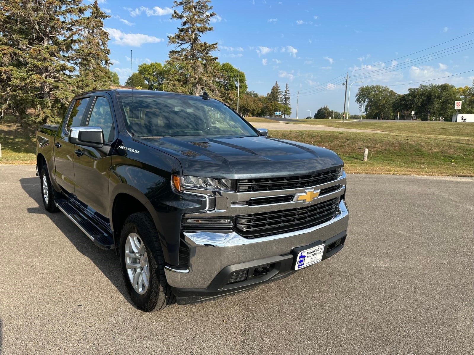 Used 2021 Chevrolet Silverado 1500 LT with VIN 1GCUYDED3MZ387108 for sale in Fergus Falls, Minnesota