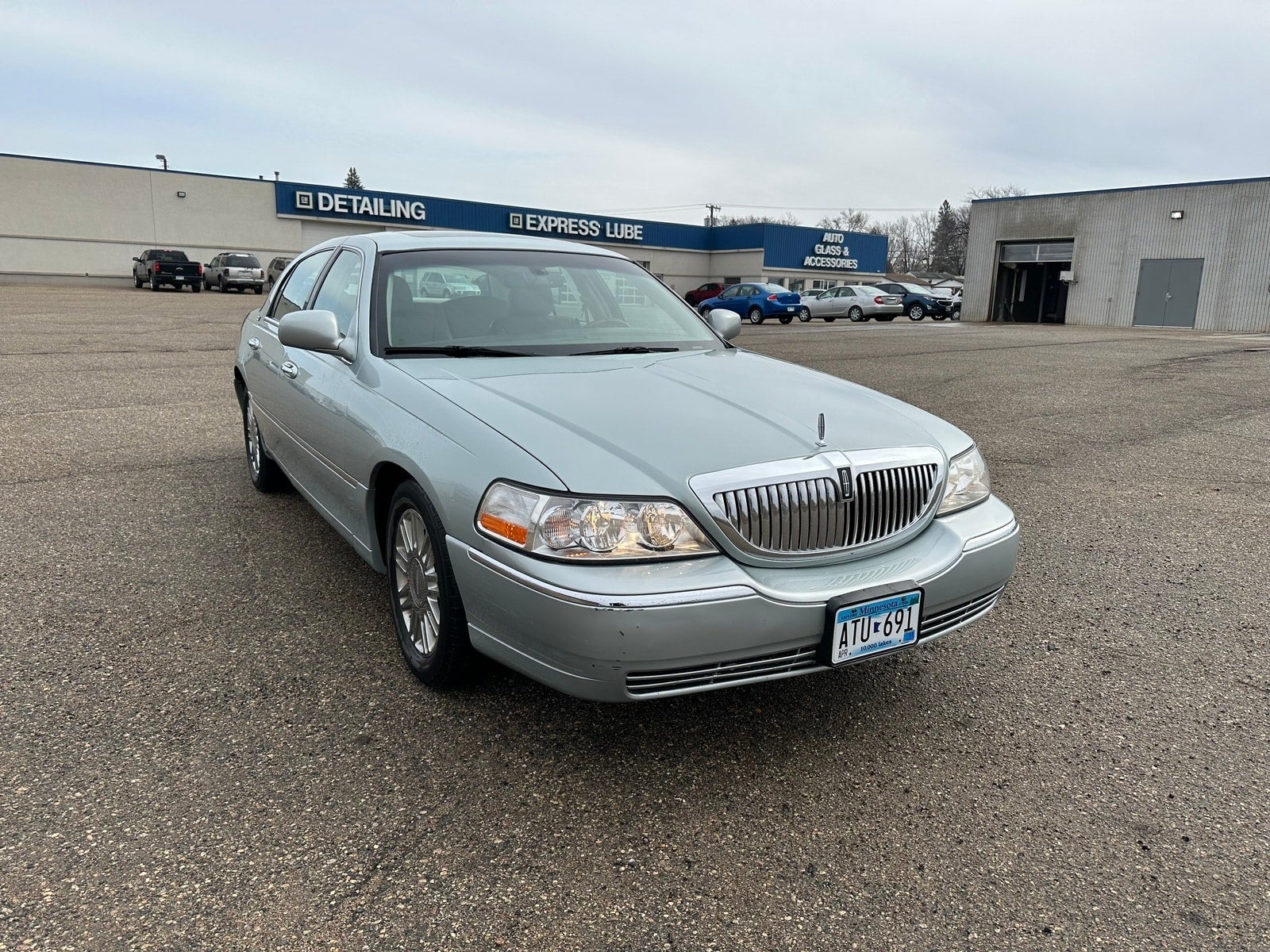 Used 2007 Lincoln Town Car Signature Limited with VIN 1LNHM82W47Y634734 for sale in Fergus Falls, Minnesota
