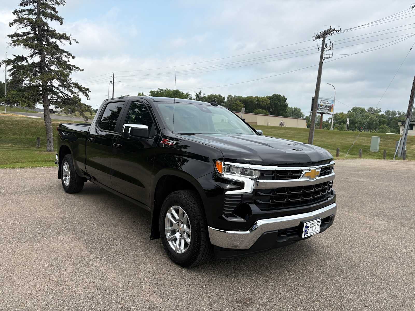 Used 2025 Chevrolet Silverado 1500 LT with VIN 1GCUKDED4SZ187210 for sale in Fergus Falls, Minnesota