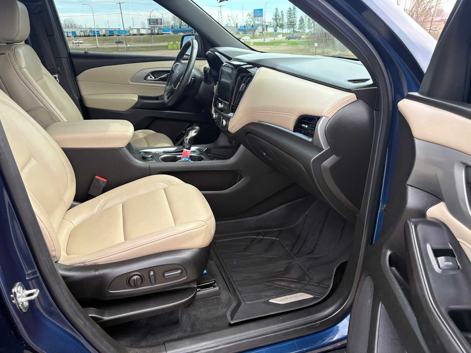 2022 Chevrolet Traverse LT Leather