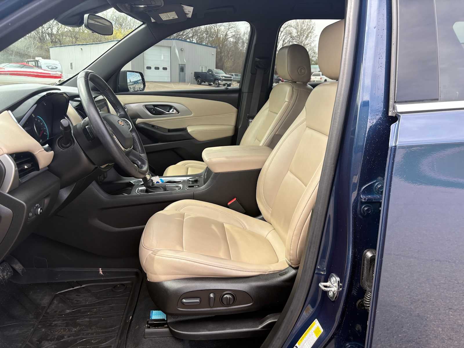 2022 Chevrolet Traverse LT Leather